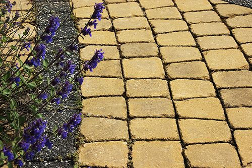 Fot. Jadar. Na zdjęciu kostka z kolekcji Arco Antyk, imitująca starobruk, dostępna w kolorach m.in. białym, szarym, beżowym, żółtym, rubinowym, brązowym, czarnym o wymiarach: 10x10x6; 7,5x10x6; 8,4x10x6 cm