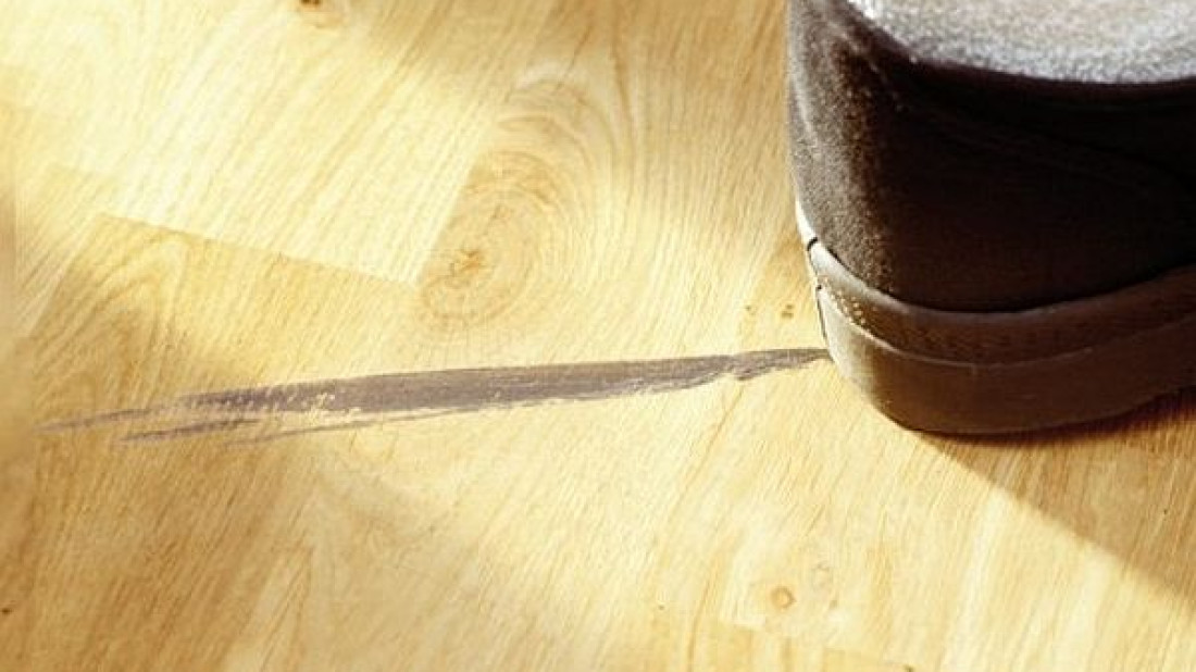 Bona: Ślady obcasów na drewnianej podłodze - jak się ich pozbyć?