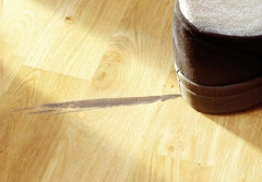 Bona: Ślady obcasów na drewnianej podłodze - jak się ich pozbyć?