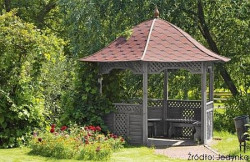 Jedynka Impregnat do Drewna z Woskiem głęboko wnika w drewno i skutecznie chroni je przed szkodliwymi czynnikami atmosferycznymi