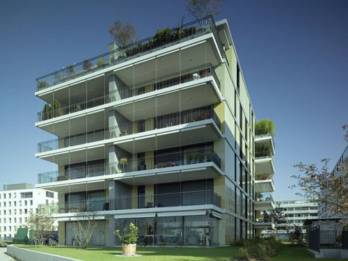 Kiedy myślimy o tym, jaki powinien być balkon, zdecydowana większość myśli kieruje się ku jego użyteczności