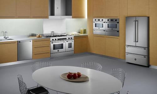 W nowoczesnej kuchni najlepiej prezentują się minimalistyczne, połyskujące meble