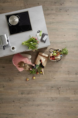 Wykładzina elastyczna wineo 1000 została stworzona z myślą o osobach, które cenią proste rozwiązania oraz tych, które chcą samodzielnie przeprowadzić metamorfozę wnętrza