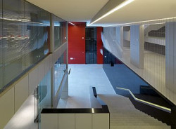 W zależności od budowy technicznej okna jego izolacyjność akustyczna Rw sięga wtedy nawet 51dB