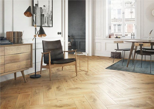 Pomieszczenia urządzone z wykorzystaniem drewna mają zupełnie inny charakter niż przestrzenie pozbawione tego materiału