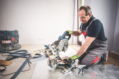 Układanie podłóg to jedna z ważniejszych, a zarazem bardziej czasochłonnych prac wykończeniowych