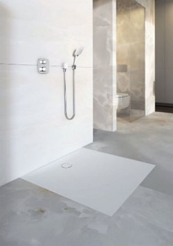 Nowy panel do natrysków bezbrodzikowych Geberit Setaplano w odczuwalny sposób zwiększa swobodę przy urządzaniu łazienki