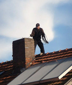 Zgodnie z obowiązującymi przepisami budowlanymi, znajdujące się na dachu przewody kominowe powinny być dostępne do czyszczenia i kontroli