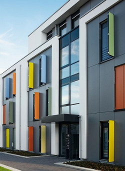 Duże, energooszczędne okna Schüco pozwalają na dodatkowe uzyski ciepła Fot. Schüco