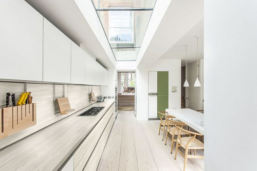 Pfleiderer proponuje również dwa rozwiązania, pozwalające na zabezpieczenie powierzchni tuż nad blatem