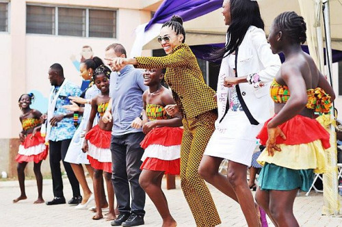 Decyzję o wybudowaniu szkoły Omenaa Mensah podjęła, gdy po raz pierwszy odwiedziła kraj swojego ojca i trafiła w Temie do ośrodka Salezjanów Don Bosco