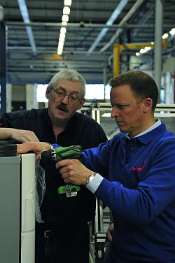 Od prawej: Dominik Berchtold (Prezes Grupy Zehnder) i Erik Hoekman, (produkcja w Zehnder Group Zwolle - Holandia) w trakcie montażu centrali  wentylacyjnej Zehnder ComfoAir Q  nr 10 000 (6 luty 2017 r.)