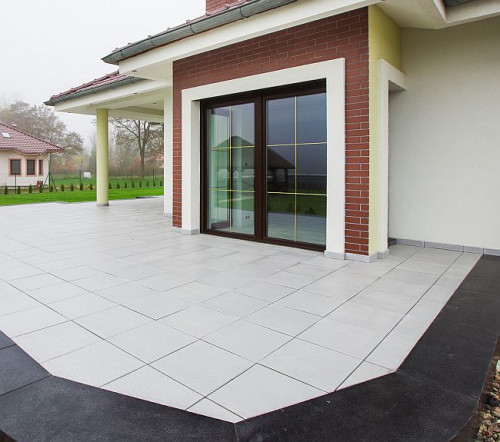 Wykończenie oraz aranżacja balkonu czy tarasu nie jest łatwym zadaniem