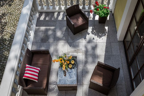 Kolejną korzyścią płynącą z wyboru płyt betonowych jest antypoślizgowość