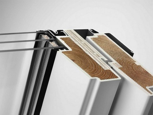 Elegancki i odporny na wilgoć profil okienny ThermoTechnology™. Rdzeń drewniany, z drewna modyfikowanego termicznie, został pokryty ciśnieniowo wytrzymałym i w pełni odpornym na wodę poliuretanem pomalowanym na biało.