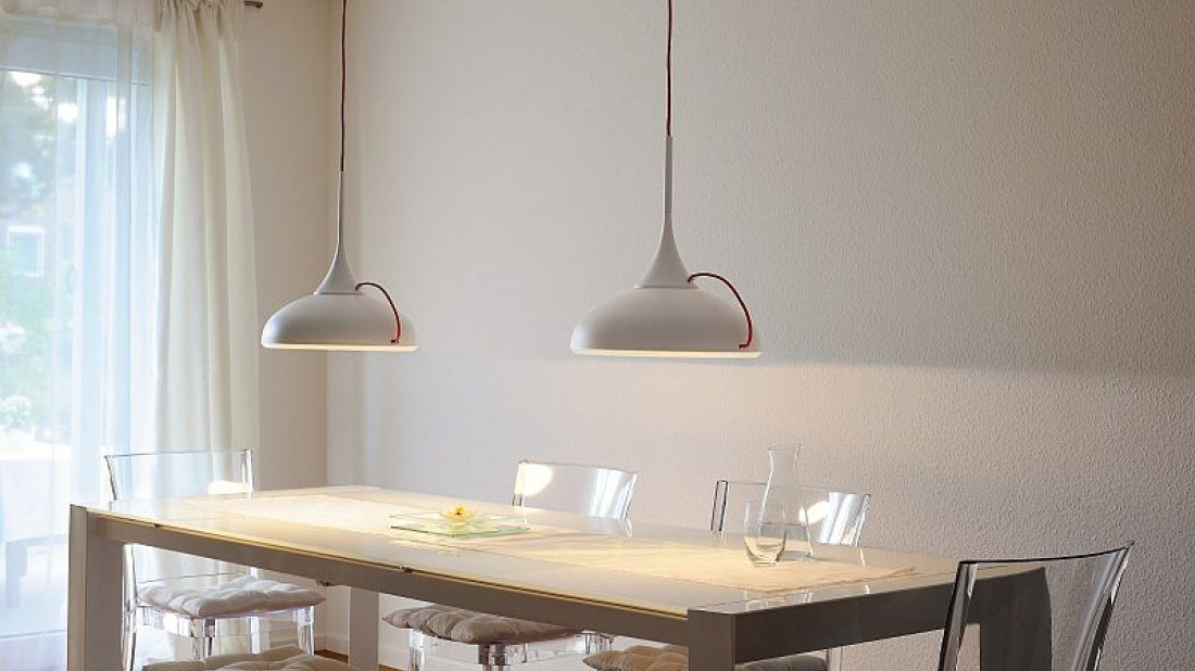 Oświetlenie salonu z jadalnią. Jak uzyskać efekt spójności?
