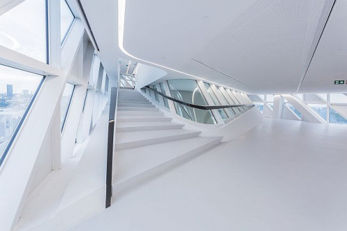 Przemyślany układ wypełnień przeziernych  i nieprzeziernych pozwolił na wykreowanie jasnych, bardzo futurystycznych wnętrz Fot. Schüco