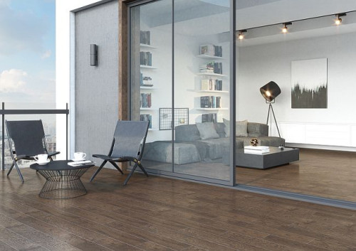 Niezależnie od klimatu, w jakim urządzamy pomieszczenie, podłoga w odcieniu ciemnego brązu będzie się doskonale prezentować w towarzystwie szlachetnych materiałów, metalu i szkła