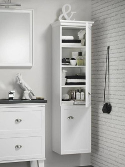 Białe proste szafki z zaznaczonymi płycinami, prezentują się stylowo, a przy tym bardzo współcześnie