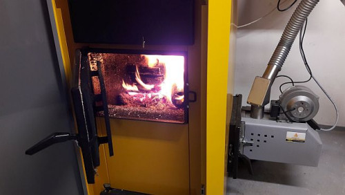 Kocioł opalany pelletem, ogień w palenisku, palnik pelletowy