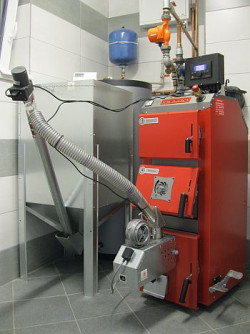 Kotłownia z kotłem wyposażonym w palnik na pellet i podajnik paliwa