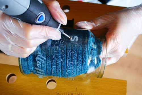 W narzędziu Dremel 7750 umieść większy frez o numerze 7105, dzięki któremu szybciej i łatwiej wypełnisz wnętrza liter