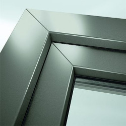 Rama okienna w kolorze SAF RAL 9007 z palety AutomotiveFinish Fot. Schüco 