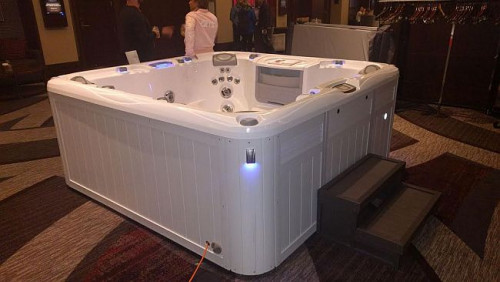 Do tego sporo usprawnień ułatwiających życie lub ułatwiających dopasowanie spa do otoczenia – jak nowy, jasny kolor obudowy, który od razu spodobał się Norwegom