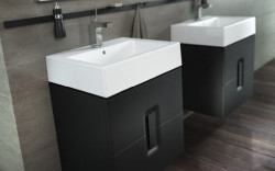 Występują w trzech wariantach: z jedną szufladą, z dwoma szufladami, z podwójnymi drzwiami oraz w trzech wersjach kolorystycznych: biały połysk, szary mat i czarny mat