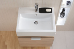 Umywalki TWINS, z prostokątną misą wewnętrzną i wyjątkowo niskim rantem, charakteryzują się subtelną formą i nowoczesnym wyglądem