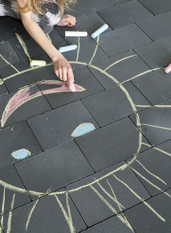 Ochrona polega na powlekaniu powierzchni na etapie produkcji odpowiednimi środkami modyfikowanych żywic o zaplanowanych właściwościach fizycznych i użytkowych