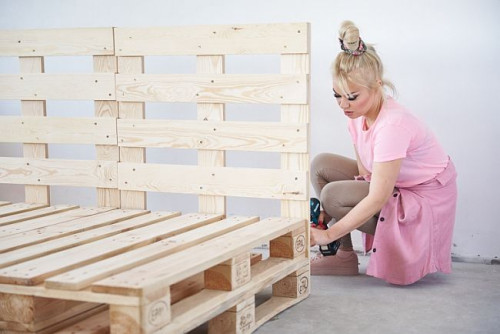 Do wykonania łóżka, potrzebne nam będzie 8 palet z drewna