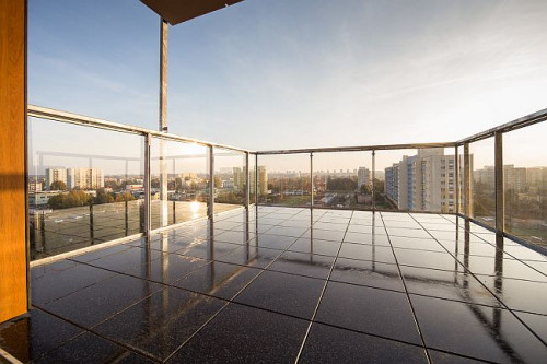 Taras w nowoczesnym apartamencie