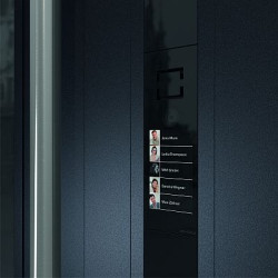 Rozwój budownictwa inteligentnego i energooszczędnego sprawia, że od drzwi wejściowych oczekujemy znacznie więcej niż tylko funkcji bezpieczeństwa i estetyki