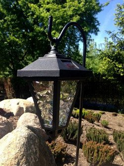 Po zmroku lampy solarne są znakomitym rozwiązaniem do oświetlania alejek w ogrodzie