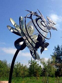 Wieczornie rozświetlona posesja sprawia, że dom i ogród nabierają magicznego wymiaru