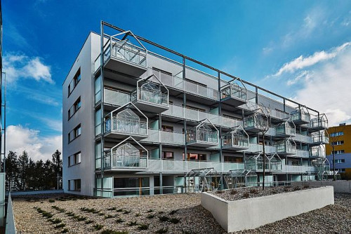 Głównym i najbardziej charakterystycznym elementem budynku Evergreen 365 są balkony z niewielkimi szklarniami