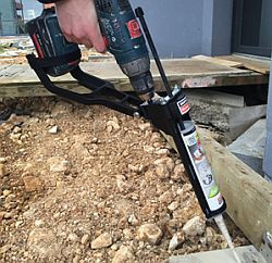 Wyciskacz wykonany jest z mieszaniny poliamidu i włókna szklanego gwarantując bezproblemową i lekką pracę z kotwami chemicznymi