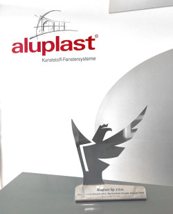 To zaszczytne wyróżnienie zostało przyznane za innowacyjność, wsparcie technologiczne i edukacyjne dla producentów stolarki PVC