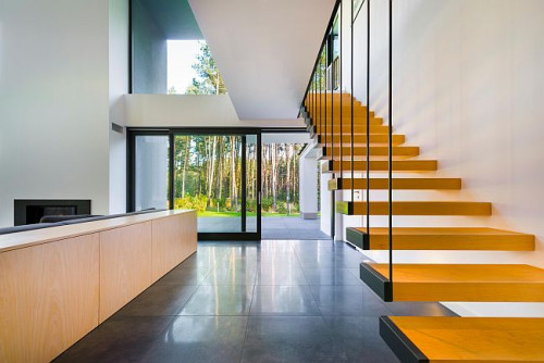 Nowoczesne drzwi tarasowe pozwalają harmonijnie połączyć wnętrze domu z otoczeniem