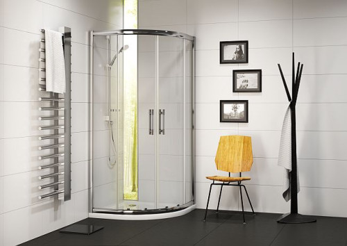 Półokrągła, klasyczna kabina KOŁO Geo6, o wymiarach na tyle dogodnych, że z łatwością można poruszać się w jej wnętrzu