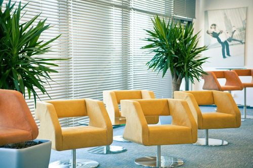 Żaluzje poziome wewnętrzne to jedne z najczęściej stosowanych rozwiązań do ochrony pomieszczeń przed nadmiernym nagrzewaniem się i przenikaniem promieni słonecznych