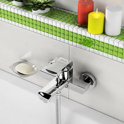 Całość prezentuje się niezwykle elegancko, a oferowana w zestawie mydelniczka na pewno przyda się podczas toalety