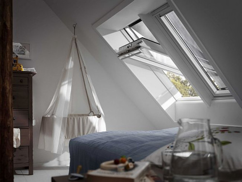 Markiza VELUX nie ogranicza widoku za oknem i dostępu światła