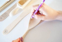 Na wybranych przez Ciebie drewnianych akcesoriach narysuj ołówkiem dowolne wzory bądź napisz hasła