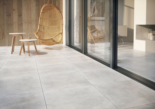 Podłogi wzorowane na kamieniu dostępne są zarówno w bardzo stylowym kolorze granitu, jak i modnych, uniwersalnych odcieniach szarości