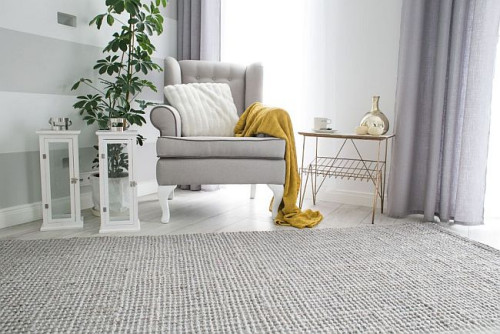 Z jednej strony surowy minimalizm i oszczędna forma, z drugiej przytulne, budujące domowy nastrój, dodatki