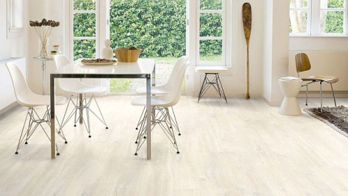 Klasyczny dąb, wytrzymały jesion czy egzotyczny, jasny bambus – niezależnie od tego, na jaki gatunek drewna postawimy, pamiętajmy, że czas działa na jego korzyść