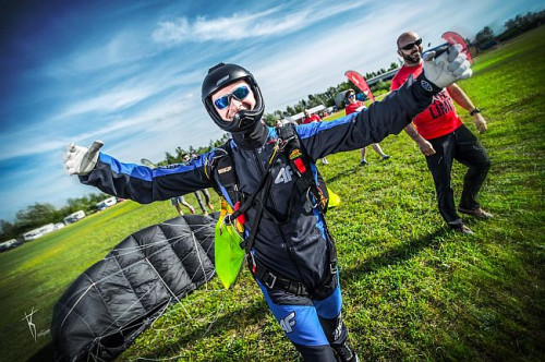 22 czerwca od 6.00 rano na lotnisku w Kazimierzu Biskupim w Wielkopolsce Tomasz Kozłowski skakał z samolotu, by pomóc najbardziej potrzebującym