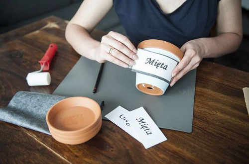 Gdy farba wyschnie, przykładamy do doniczki kalkę oraz wydrukowany napis, który chcemy na niej umieścić